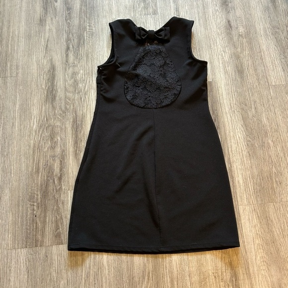 Molly Bracken Elegant Sleeveless Black Dress with Lace and Bow Details - Picture 4 of 13